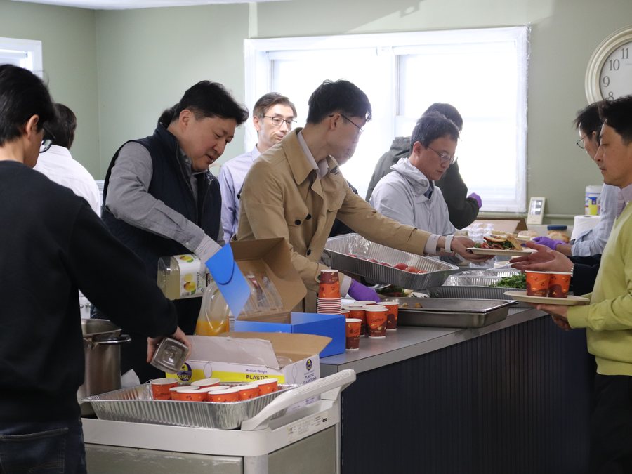 어버이주일 식사에서 서로 음식을 나누며 섬기는 성도들